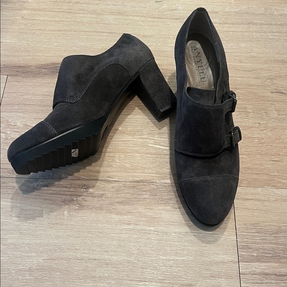 Anyi Lu Nancy Suede Monk Strap Pumps Gray Italian Leather Block Heels Size 41/10 - Picture 2 of 12